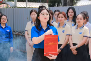 Sinh viên ưu tú được kết nạp vào Đảng tại hành trình "Người cộng sản trẻ", chiều 7/3. Ảnh: HCMUE.