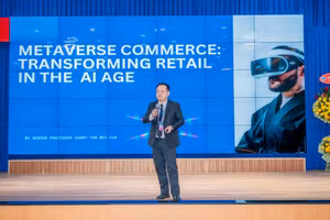 GS Garry Tan Wei Han (Đại học UCSI, Malaysia) trình bày tham luận chính tại hội thảo. Ảnh: SGU