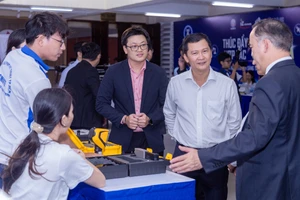 Triển lãm sản phẩm nghiên cứu Trường Đại học Sư phạm Kỹ thuật TPHCM và doanh nghiệp trong khuôn khổ hội nghị và triển lãm "Thúc đẩy hợp tác ba nhà trong lĩnh vực công nghiệp". Ảnh: HCMUTE