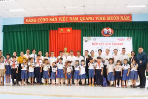 Đại biểu và các học sinh tại chương trình “Tiếp sức đến trường” năm học 2026-2027, sáng 31/7. Ảnh: Mạnh Tùng.