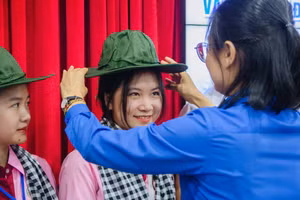 Nữ sinh thực tập nhận quà lưu niệm từ bà Trần Thu Hà, Chủ tịch Hội Sinh viên Việt Nam TPHCM. Ảnh: K.T