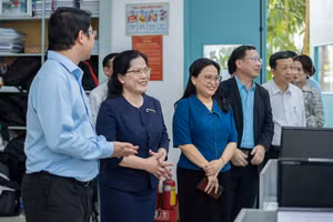 Thứ trưởng Nguyễn Thị Kim Chi (thứ hai từ trái sang) và đoàn công tác của Bộ GD&ĐT tham quan cơ sở vật chất của nhà trường. Ảnh: UTETV