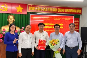 Bà Nguyễn Thị Là, Phó Bí thư Thường trực Đảng ủy Khối Đại học, Cao đẳng TPHCM trao Quyết định tiếp nhận và tặng hoa chúc mừng các đơn vị. Ảnh: Đ.U.K