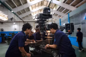 Sinh viên Trường Đại học Bách khoa thực hành tại xưởng Cơ khí. Ảnh: Ngọc Dương.