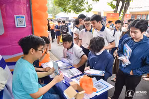 Học sinh THPT tham gia chương trình tư vấn tuyển sinh, tháng 2/2025. Ảnh: HCMUS