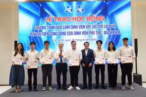 8 sinh viên nhận học bổng trong chương trình bảo lãnh sinh viên vay, hỗ trợ lãi suất của BKA, ngày 20/8.