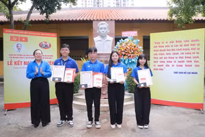 Bốn sinh viên, chiến sĩ Mùa hè xanh tiêu biểu của Trường Đại học Sư phạm TPHCM được kết nạp Đảng. 