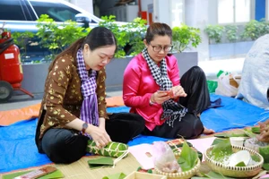 Hội thi gói bánh chưng tại Trường Đại học Luật TPHCM. Ảnh: T.A