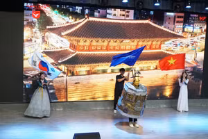Màn hóa trang di sản "Chuông đồng chùa Naesosa" của sinh viên Trường Đại học Văn Lang.