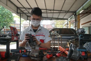 Sinh viên Trường Cao đẳng Đại Việt Sài Gòn trong giờ thực hành kỹ thuật ôtô. Ảnh: M.Tùng