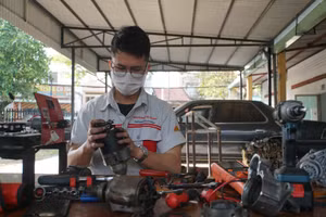 Sinh viên Trường Cao đẳng Đại Việt Sài Gòn trong giờ thực hành kỹ thuật ôtô. Ảnh: M.Tùng