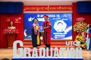 Tân kỹ sư ngành Kỹ thuật xây dựng công trình giao thông (chuyên ngành Đường sắt) nhận bằng tốt nghiệp. Ảnh: UTC2