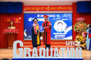 Tân kỹ sư ngành Kỹ thuật xây dựng công trình giao thông (chuyên ngành Đường sắt) nhận bằng tốt nghiệp. Ảnh: UTC2