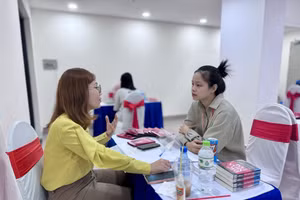 Khu vực “Phỏng vấn thử – Thành công thật” giúp sinh viên nâng cao kỹ năng phỏng vấn với các chuyên gia. Ảnh: Thùy Linh.