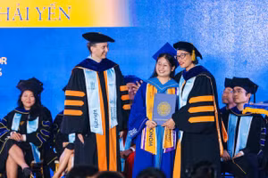 Hải Yến nhận bằng tốt nghiệp tại Trường Đại học Fulbright Việt Nam. Ảnh: FUV.
