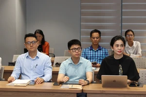 Đại biểu, học viên tại lễ khai giảng khóa bồi dưỡng "Kiến thức vận hành Trung tâm Tài chính quốc tế Việt Nam". Ảnh: UEH.