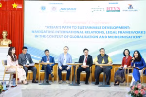 Phiên thảo luận tại hội thảo "Tiến tới Phát triển Bền vững tại các Quốc gia ASEAN: quan hệ quốc tế, thách thức pháp lý trong bối cảnh toàn cầu hóa và hiện đại hóa". Ảnh: HCMULAW. 