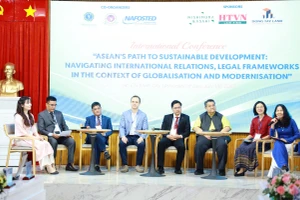 Phiên thảo luận tại hội thảo "Tiến tới Phát triển Bền vững tại các Quốc gia ASEAN: quan hệ quốc tế, thách thức pháp lý trong bối cảnh toàn cầu hóa và hiện đại hóa". Ảnh: HCMULAW.