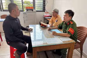 Tài xế xe tải tại cơ quan công an. (Ảnh: Công an TPHCM)