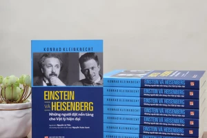 Bìa sách “Einstein và Heisenberg - Những người đặt nền tảng cho Vật lý hiện đại”. (Ảnh: NXB Tổng hợp TPHCM).