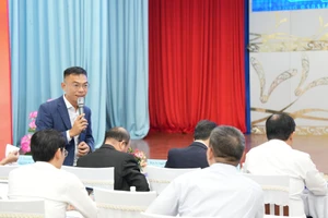 Đại biểu trao đổi tại hội thảo "Ứng dụng công nghệ số trong phát triển khoa học và đổi mới sáng tạo".