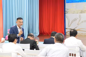 Đại biểu trao đổi tại hội thảo "Ứng dụng công nghệ số trong phát triển khoa học và đổi mới sáng tạo".