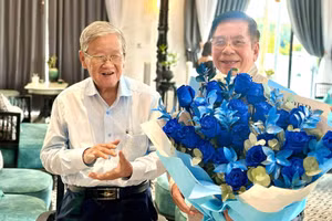 Nhà giáo Trương Song Đức (trái) trong ngày sinh nhật 83 tuổi. Ảnh: L.N.Đ