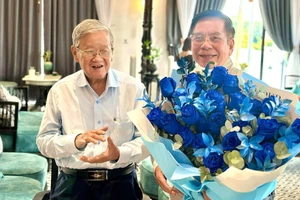 Nhà giáo Trương Song Đức (trái) trong ngày sinh nhật 83 tuổi. Ảnh: L.N.Đ