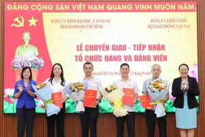 Lễ chuyển giao – tiếp nhận tổ chức đảng và đảng viên. (Ảnh: Thành ủy TPHCM)