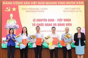 Lễ chuyển giao – tiếp nhận tổ chức đảng và đảng viên. (Ảnh: Thành ủy TPHCM)