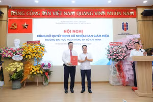 Phó Thống đốc Nguyễn Ngọc Cảnh (phải) trao quyết định bổ nhiệm Hiệu trưởng Trường Đại học Ngân hàng TPHCM với GS.TS Nguyễn Đức Trung. Ảnh: HUB.