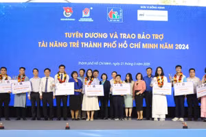 Các tài năng trẻ được tuyên dương và trao bảo trợ năm 2024. Ảnh: TST