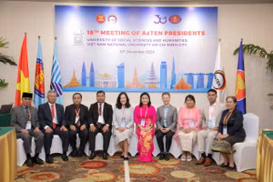 Các chuyên gia dự hội nghị AsTEN thứ 18. Ảnh: HCMUSSH