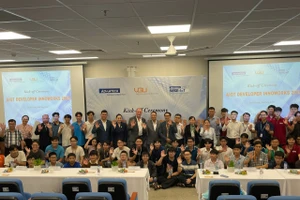 Ban tổ chức chụp ảnh lưu niệm cùng sinh viên tại lễ phát động cuộc thi. Ảnh: Phúc Uyên.