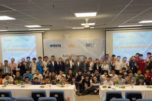 Ban tổ chức chụp ảnh lưu niệm cùng sinh viên tại lễ phát động cuộc thi. Ảnh: Phúc Uyên.