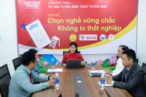 Bốn chuyên gia tuyển sinh đến từ các trường cao đẳng tham gia chương trình. Ảnh: P.V