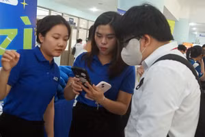 Nhân viên Ngân hàng ACB tư vấn cho sinh viên tại ngày hội việc làm Finance Career Day - TDTU 2025. Ảnh: Lê Mạnh