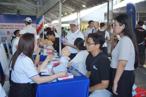 Chuyên gia tuyển sinh của Trường Đại học Tôn Đức Thắng tư vấn cho thí sinh. Ảnh: T.T