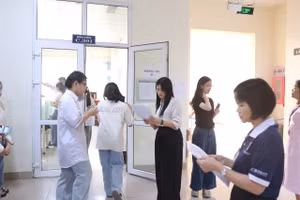 Thí sinh dự thi đánh giá đầu vào đại học trên máy tính (V-SAT) tại Trường Đại học Ngân hàng TPHCM. Ảnh: HUB