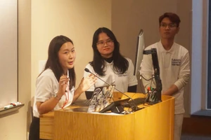 Ba sinh viên Hồng Phúc, Khánh Huyền, Quang Anh (từ trái qua) tại HUAP. Ảnh: NTCC