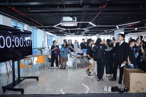 Thời khắc đếm ngược thử thách kéo dài 28 giờ của cuộc thi UEH BizTech Hackathon 2025. Ảnh: UEH