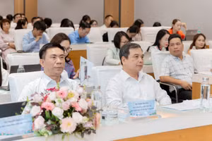 Hội thảo "Đánh giá kết quả quán triệt, tuyên truyền, hướng dẫn học tập và làm theo tư tưởng, đạo đức, phong cách Hồ Chí Minh trong các cơ sở giáo dục" tại Đại học Kinh tế TPHCM, ngày 25/9. Ảnh: UEH