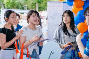 Thí sinh tham dự ngày hội lựa chọn nguyện vọng xét tuyển đại học, cao đẳng năm 2026 diễn ra tại TPHCM (ngày 4/7). Ảnh: UEL.