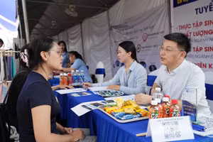 Sinh viên trao đổi với đại diện doanh nghiệp tại TDMU Job Fair. Ảnh: TDMU.
