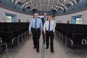 Phó Thủ tướng Thường trực Chính phủ Nguyễn Hòa Bình (trái) thăm và làm việc tại Trường Đại học Việt Đức (VGU). Ảnh: Mạnh Tùng