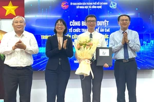 GS Phan Bách Thắng, Giám đốc Trung tâm INOMAR (thứ 2 từ phải sang) nhận quyết định tại buổi lễ. Ảnh: Hà An.