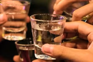 Bé gái 14 tuổi cùng bạn đã uống khoảng 350ml rượu không rõ nguồn gốc. Ảnh minh họa.