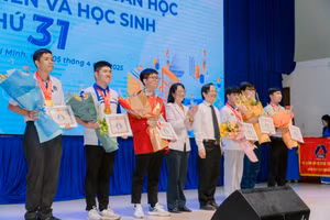 Ban tổ chức trao khen thưởng cho 6 thí sinh đạt thành tích đặc biệt xuất sắc tại kỳ thi. 