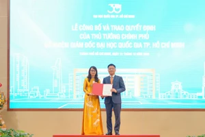 Phó Thủ tướng Lê Thành Long trao quyết định bổ nhiệm của Thủ tướng Chính phủ cho GS.TS. Nguyễn Thị Thanh Mai.