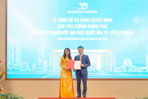 Phó Thủ tướng Lê Thành Long trao quyết định bổ nhiệm của Thủ tướng Chính phủ cho GS.TS. Nguyễn Thị Thanh Mai.